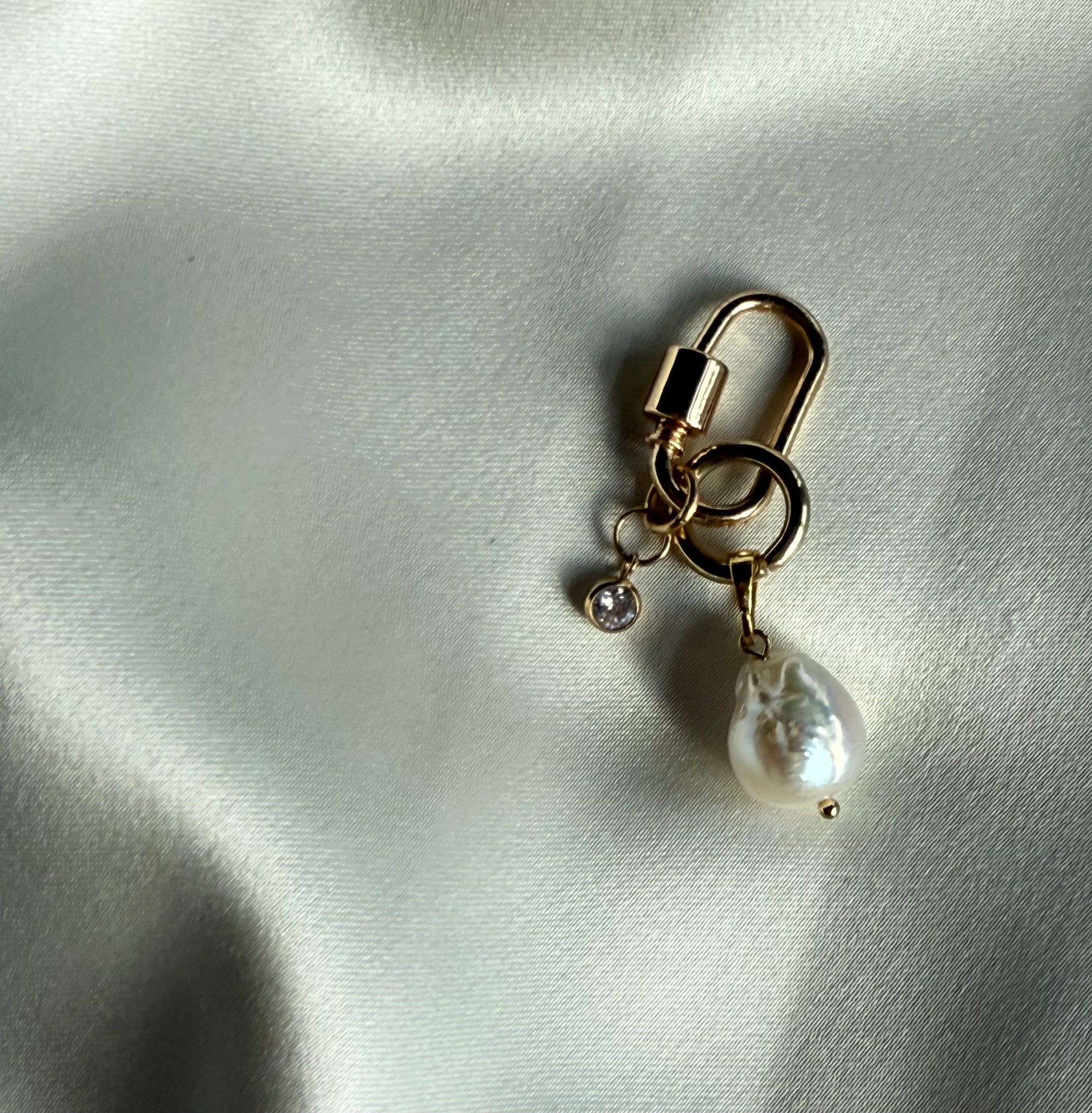 Perla Bikini Charm