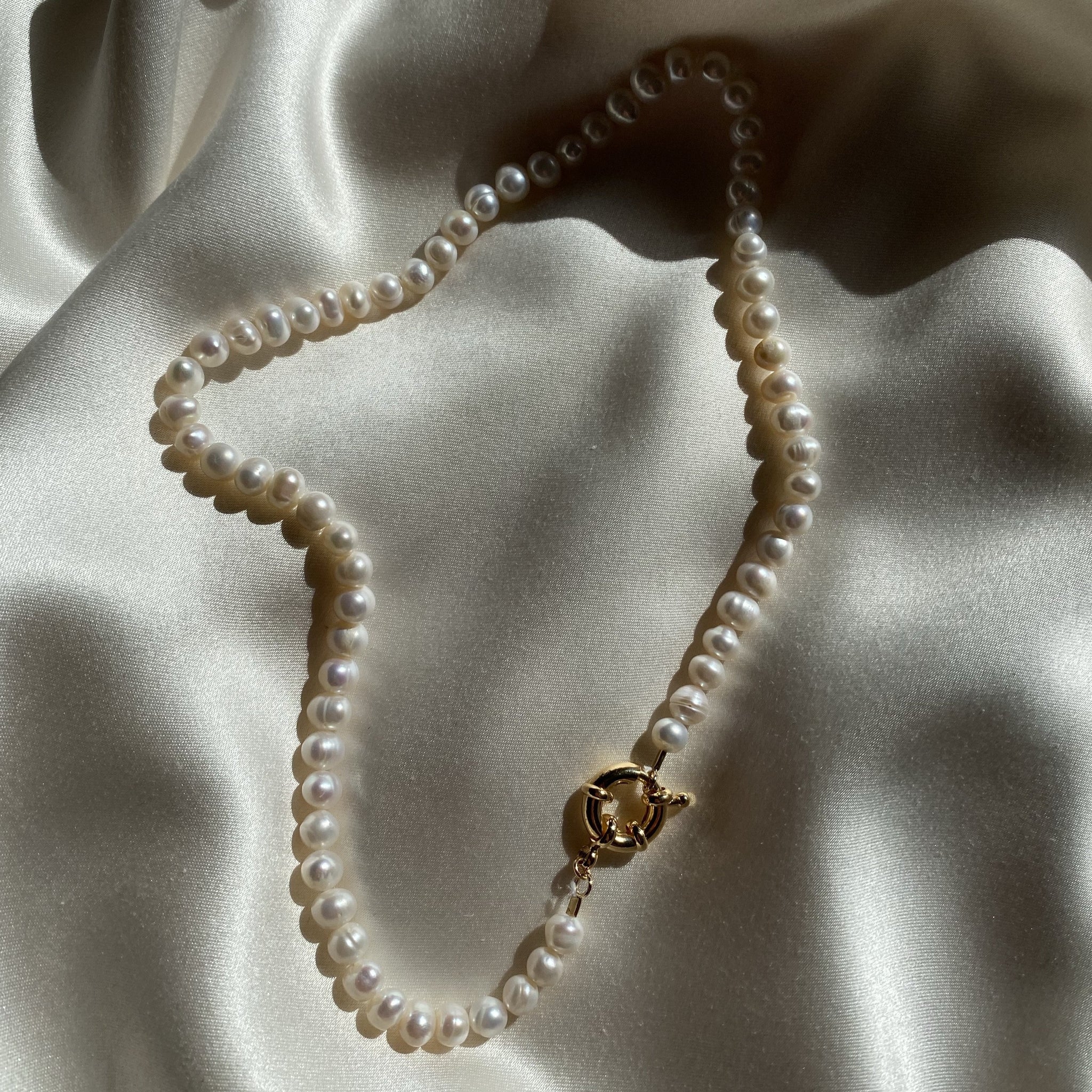 classic pearl choker necklace