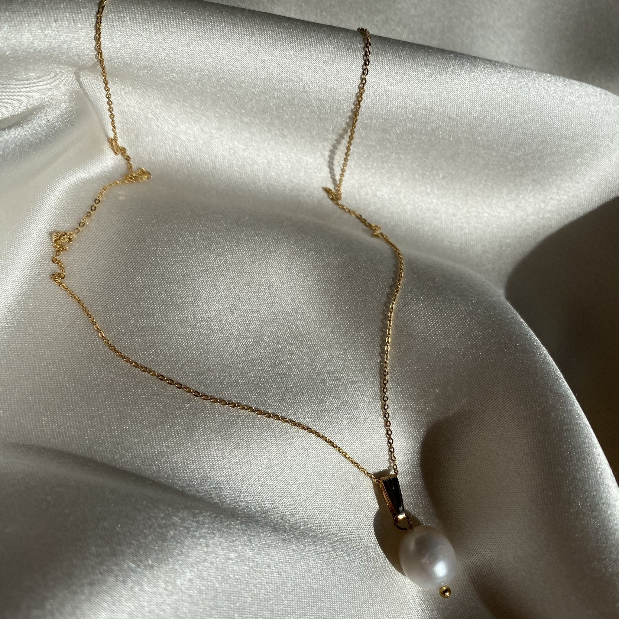 gold chain pearl pendant necklace